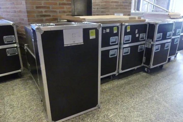 3x fahrbares Flightcase, inkl. Einsatzrahmen aus Metall
